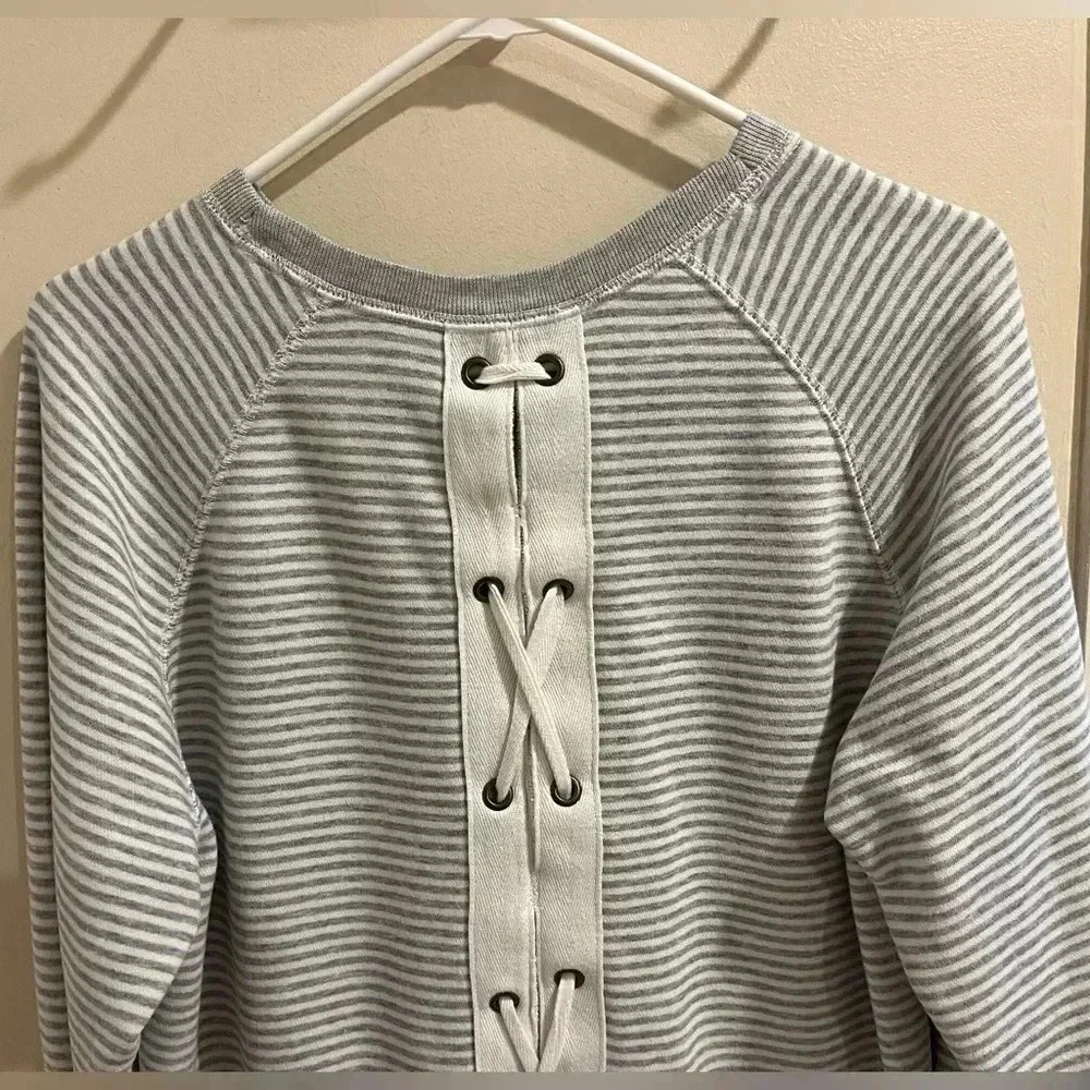 Abercrombie And Fitch Size Medium Grey And White … - image 5